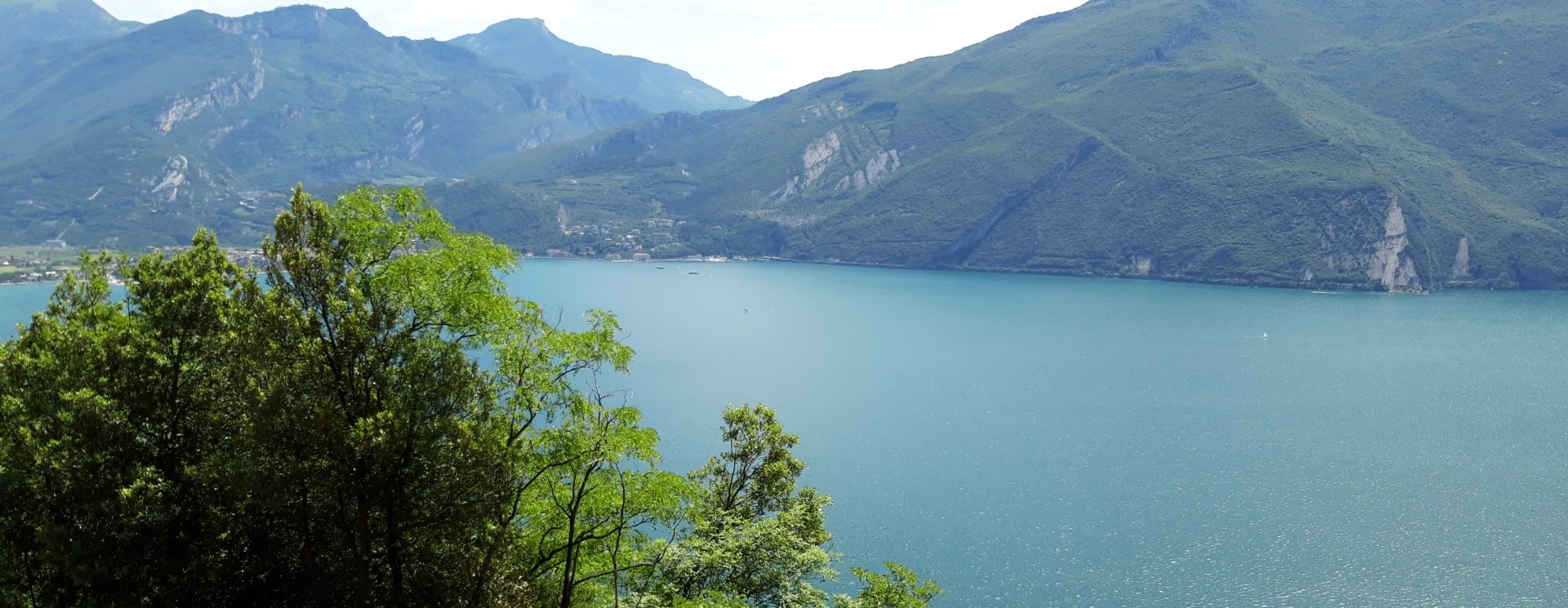 Vacanza attiva sul lago di Garda: percorsi facili a piedi, in bici e delizie culinarie.