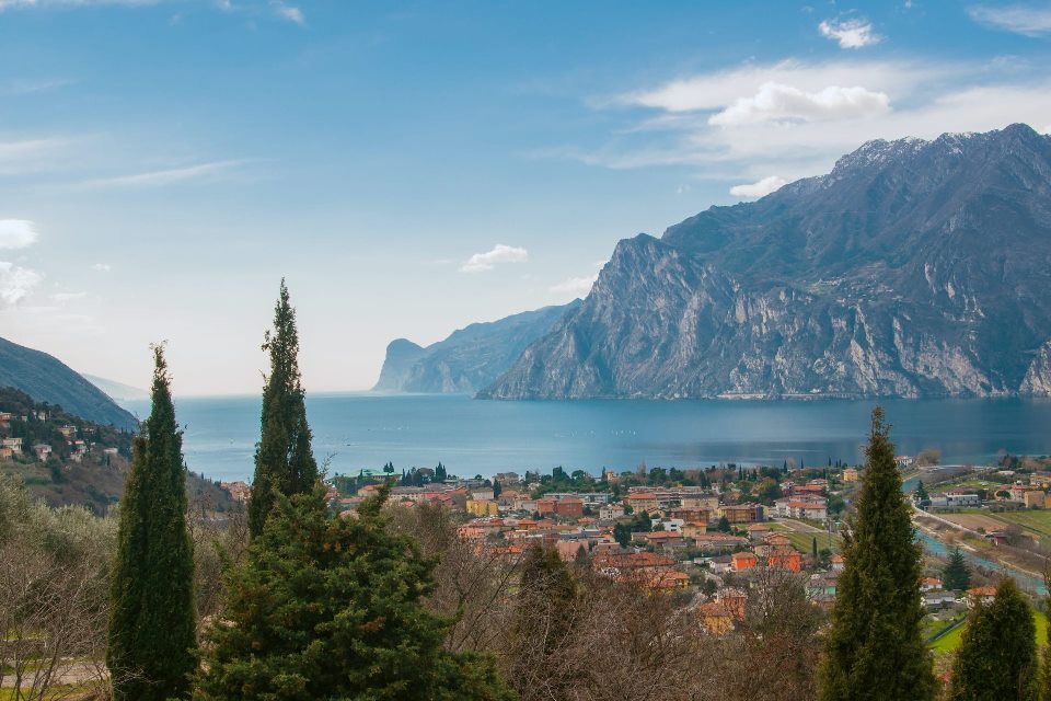 La passeggiata delle Tre Chiese sopra il golfo di Salò