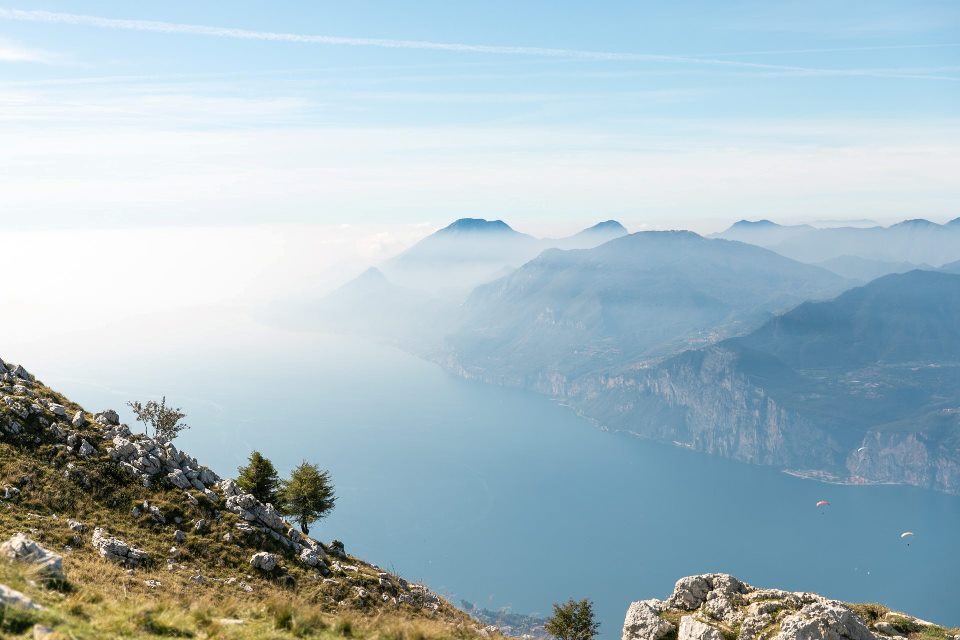 Vacanza attiva sul lago di Garda: percorsi facili a piedi, in bici e delizie culinarie.