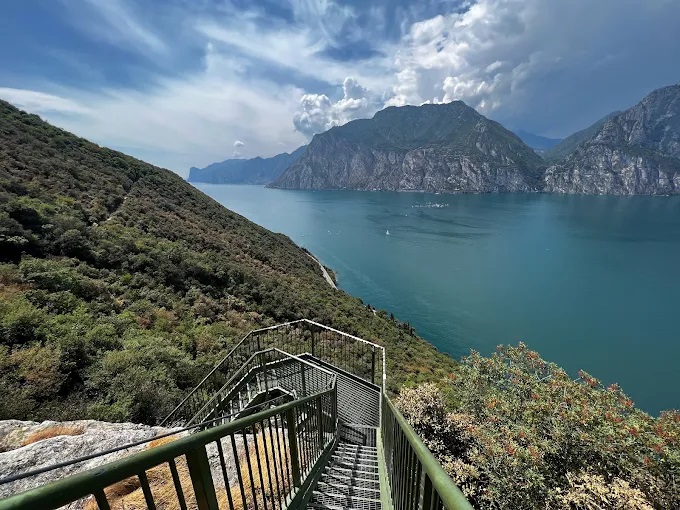 Sentiero Busatte Tempesta: un'Avventura Panoramica