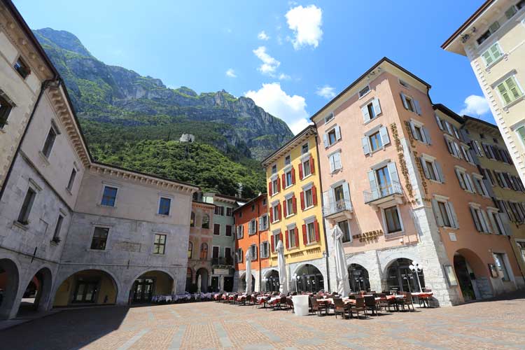 Hotel-Portici-Riva-del-Garda-piazzetta