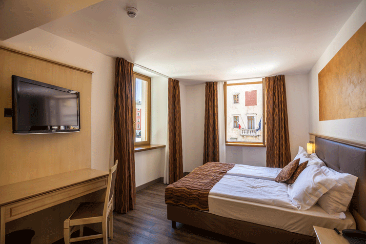 Hotel-Portici-Riva-del-Garda-room