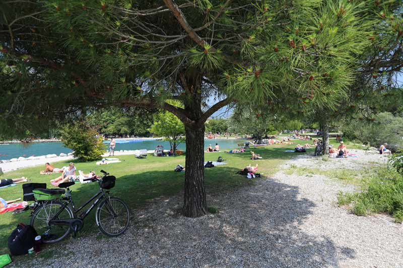 Hotel-Portici-Riva-del-Garda-spiaggia